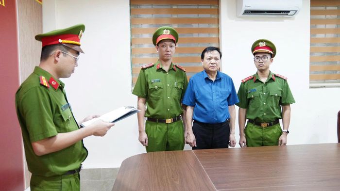 Cơ quan CSĐT đọc quyết định khởi tố bị can đối với Hoàng Văn Lộc - Bí thư Đảng uỷ, Chủ tịch HĐND xã Hợp Kim, nguyên Phó Giám đốc Sở tài chính tỉnh Hoà Bình cũ. Ảnh: CACC