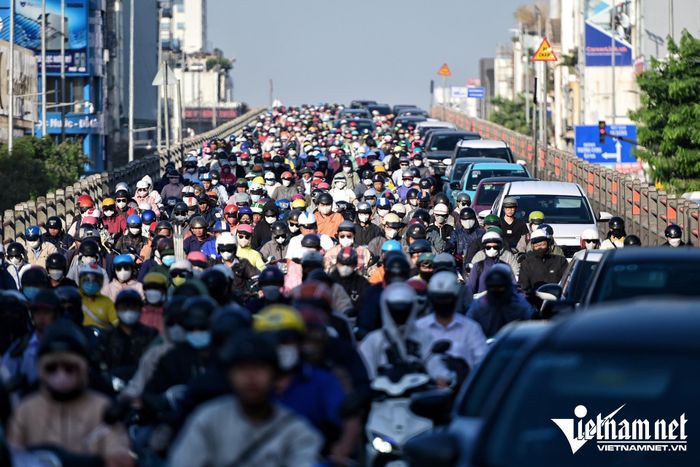 Công an TPHCM sẽ tăng cường nhân sự điều tiết giao thông vào giờ cao điểm sáng và chiều. Ảnh: Phước Sáng