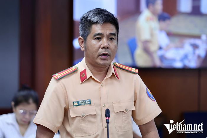 Trung tá Hoàng Bá Tuấn, Phó trưởng Phòng Cảnh sát giao thông (PC08), Công an TPHCM thông tin bại họp báo. Ảnh: Phước Sáng