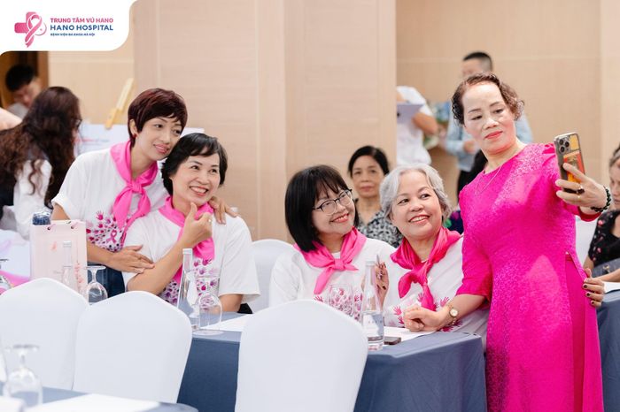 Tinh thần lạc quan, tích cực là một trong những chìa khóa giúp những người phụ nữ vượt qua hành trình dài điều trị ung thư vú.
