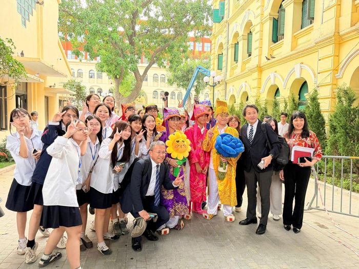 Tiến sĩ Nguyễn Bội Quỳnh, Hiệu trưởng Trường THPT Việt Đức, Hà Nội (ngoài cùng bên phải) cùng các giáo viên Nhật Bản rất vui thích với màn hoá trang có một không hai của các nam sinh lớp 10D1 này.