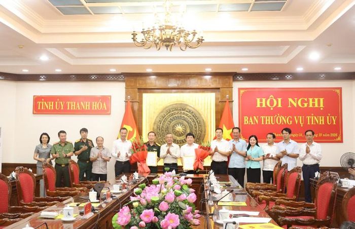  Bí thư Tỉnh ủy Lê Đức Thái và các đồng chí trong Ban Thường vụ Tỉnh ủy tặng hoa chúc mừng.