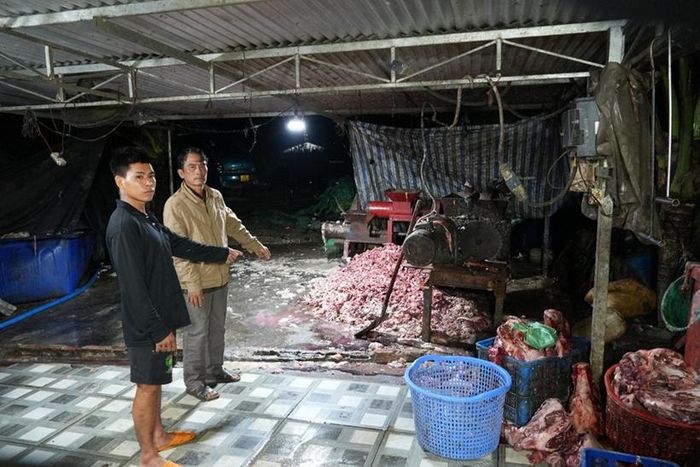 Đối tượng Trần Văn Hùng (áo khoác vàng) cùng tang vật. (Ảnh: Công an)