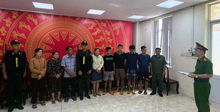 Cơ quan Cảnh sát điều tra đọc Lệnh khởi tố bắt tạm giam các bị can. (Ảnh: Công an)
