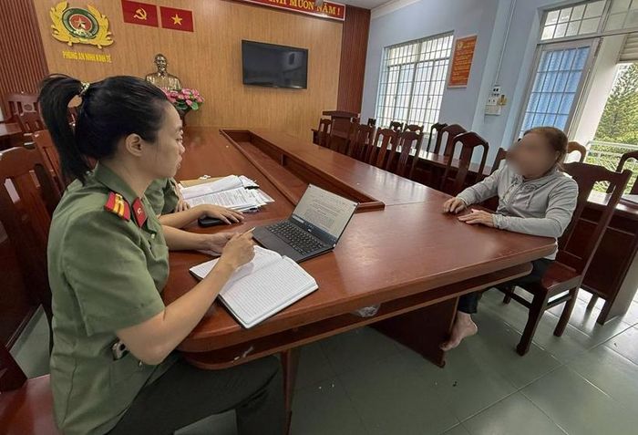 Cơ quan Công an làm việc với bà L. Ảnh: CA.