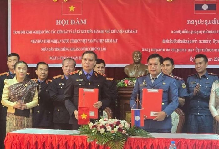 Viện trưởng VKSND 2 tỉnh ký kết bản ghi nhớ.