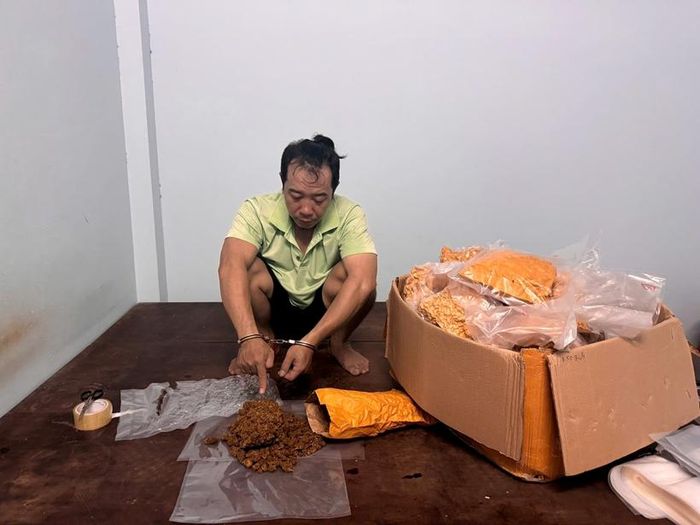  Đối tượng Lê Tuấn cùng tang vật.