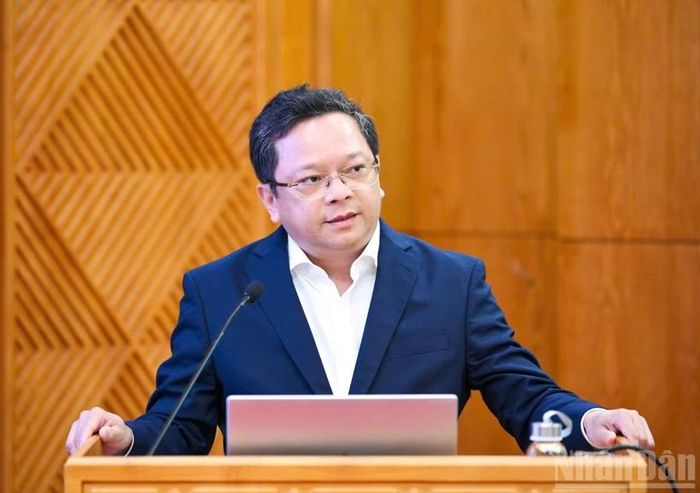 Đồng chí Nguyễn Đức Hiển, Phó Trưởng Ban Chính sách, chiến lược Trung ương quán triệt tại Hội nghị. (Ảnh: Báo Nhân dân)