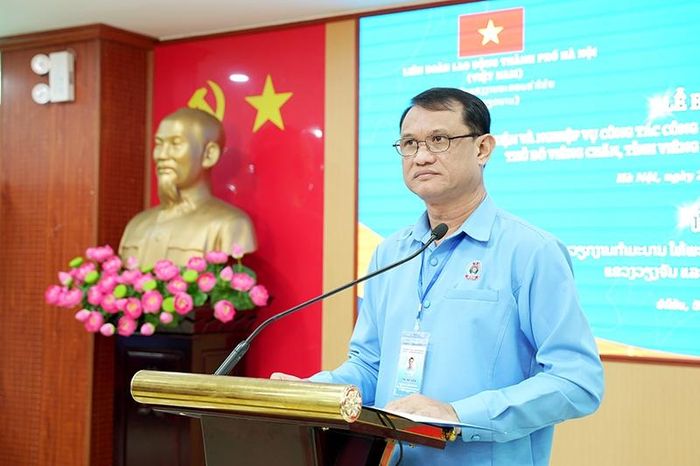  Đồng chí Vilasak Sosaengchan, Trưởng Đoàn học viên Lớp Bồi dưỡng Cán bộ Công đoàn Lào, Chủ tịch Liên hiệp Công đoàn huyện Sisattaanak, Công đoàn Thủ đô Viêng Chăn phát biểu tại buổi lễ.