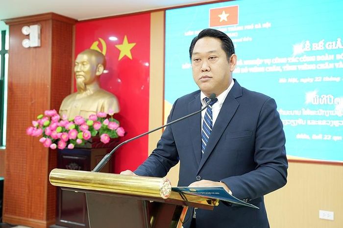  Đồng chí Kousonh Chanmala, Phó Chủ tịch Liên hiệp Công đoàn Thủ đô Viêng Chăn phát biểu tại buổi lễ. 