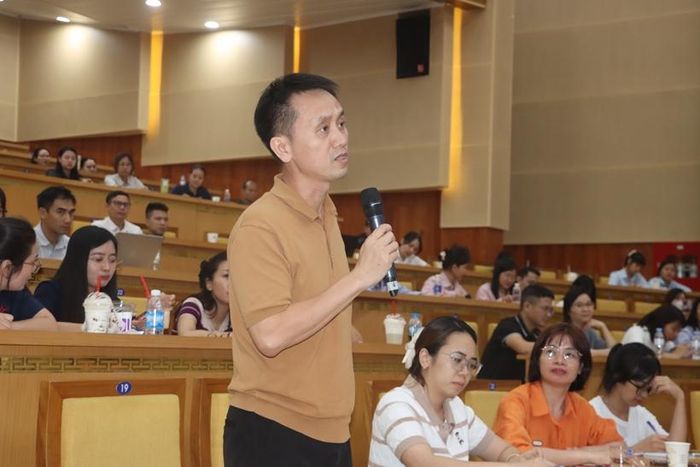  Đại diện doanh nghiệp trao đổi các vướng mắc trong quá trình thực hiện thủ tục. Ảnh: Cục H.Q