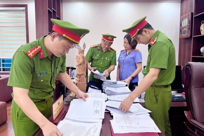 Kiểm sát viên tham gia việc khám xét nơi làm việc của Hoàng Văn Lộc, Bí thư Đảng uỷ, Chủ tịch HĐND xã Hợp Kim.