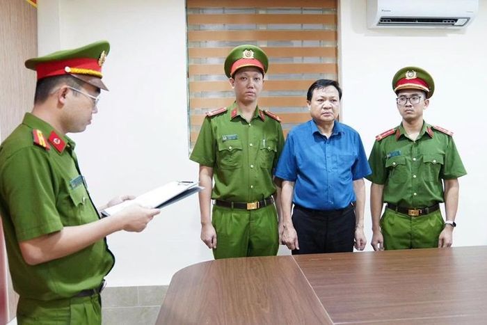 Cơ quan CSĐT Công an tỉnh Phú Thọ thi hành các quyết định tố tụng đối với bị can Hoàng Văn Lộc, Bí thư Đảng uỷ, Chủ tịch HĐND xã Hợp Kim.