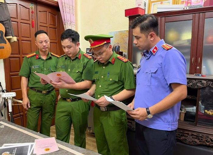 Kiểm sát viên tham gia kiểm sát việc khám xét nơi ở Đinh Thanh Tùng, Chủ tịch UBND xã Hợp Kim.