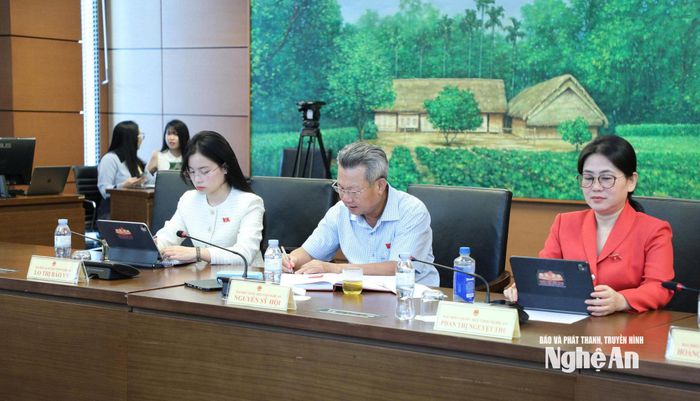 Đại biểu Quốc hội đoàn tỉnh Nghệ An tham gia thảo luận tổ. Ảnh: Khánh Duy