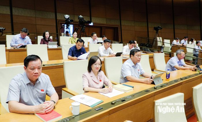 Đoàn ĐBQH tỉnh Nghệ An dự cuộc làm việc tại hội trường. Ảnh: Viết Chung