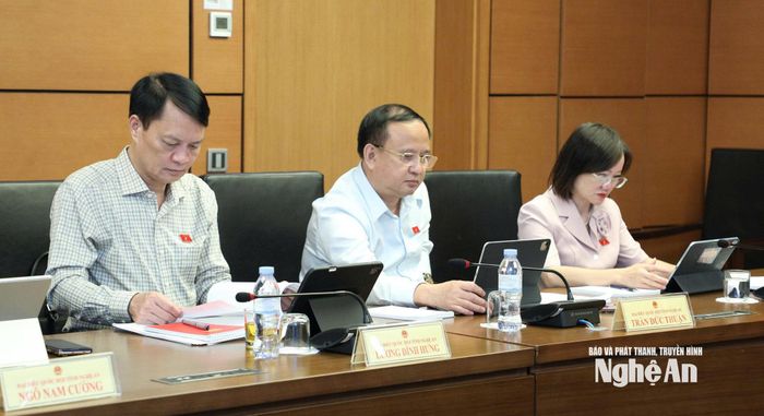 Đại biểu Quốc hội đoàn tỉnh Nghệ An tham gia thảo luận tổ. Ảnh: Khánh Duy