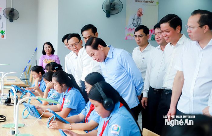 Học sinh Trường Phổ thông nội trú liên cấp Tiểu học và Trung học cơ sở Anh Sơn tại phòng học STEM. Ảnh: Thành Duy