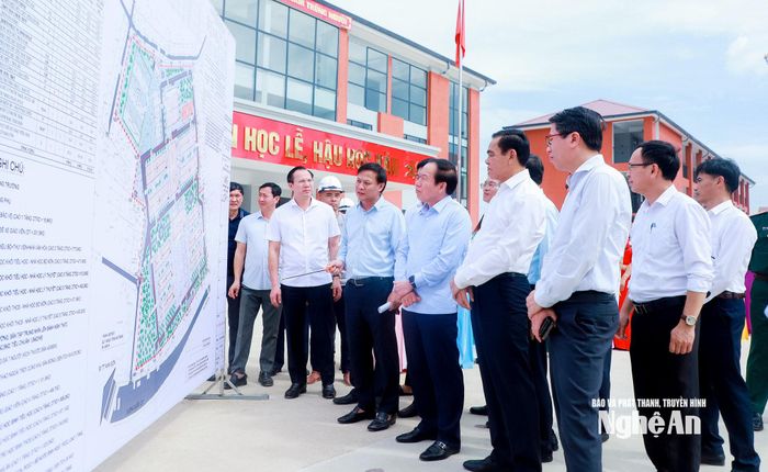 Đồng chí Lê Tiến Châu - Phó Thủ tướng Chính phủ nghe báo cáo về quy mô, các khối nhà chức năng Trường Phổ thông nội trú liên cấp Tiểu học và Trung học cơ sở Anh Sơn. Ảnh: Thành Duy