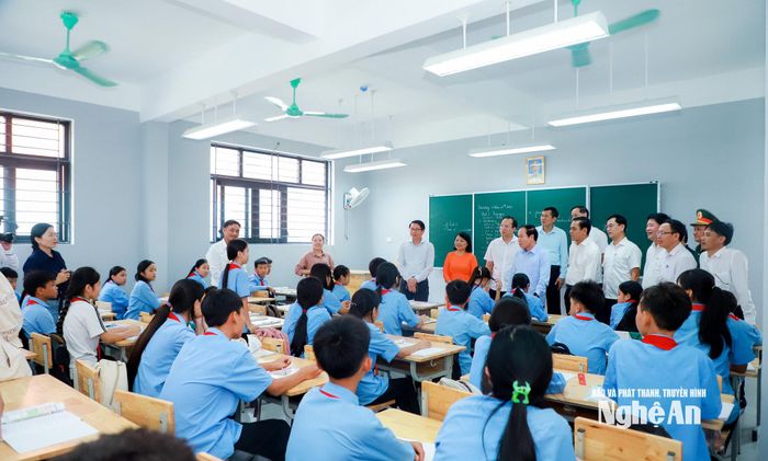 Phó Thủ tướng Chính phủ Lê Tiến Châu và đoàn công tác thăm lớp học tại Trường Phổ thông nội trú liên cấp Tiểu học và Trung học cơ sở Anh Sơn. Ảnh; Thành Duy
