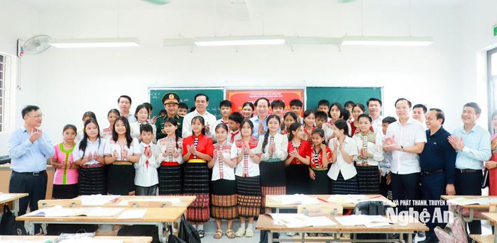 Phó Thủ tướng Lê Tiến Châu và đoàn công tác chụp ảnh lưu niệm cùng thầy và trò tại Trường Phổ thông nội trú liên cấp Tiểu học và Trung học cơ sở Môn Sơn. Ảnh: Thành Duy
