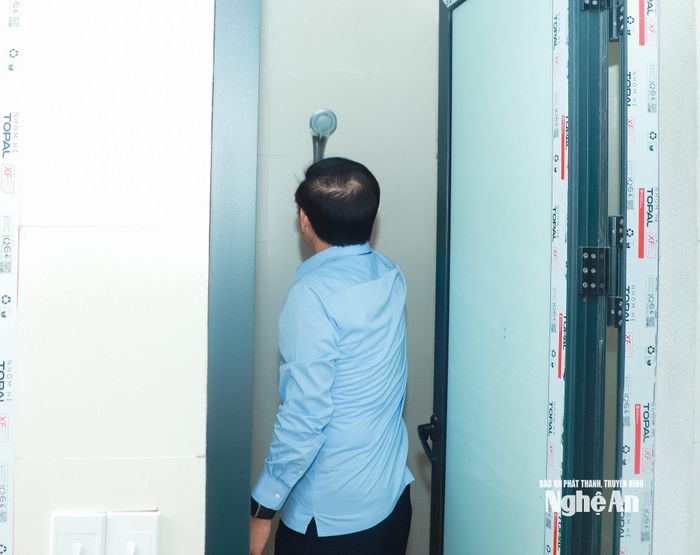 Đồng chí Lê Tiến Châu kiểm tra nhà tắm tại ký túc xá Trường Phổ thông nội trú liên cấp Tiểu học và Trung học cơ sở Môn Sơn. Ảnh: Thành Duy