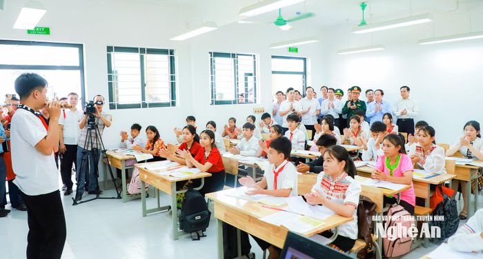Phó Thủ tướng Lê Tiến Châu và đoàn công tác nghe học sinh Trường Phổ thông nội trú liên cấp Tiểu học và Trung học cơ sở Môn Sơn biểu diễn sáo. Ảnh: Thành Duy