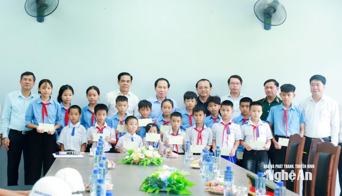 Phó Thủ tướng Lê Tiến Châu và lãnh đạo tỉnh Nghệ An tặng quà cho học sinh Trường Phổ thông nội trú liên cấp Tiểu học và Trung học cơ sở Anh Sơn. Ảnh: Thành Duy