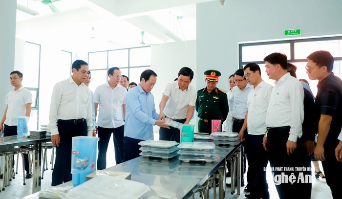 Phó Thủ tướng kiểm tra tại khu vực nhà ăn Trường Phổ thông nội trú liên cấp Tiểu học và Trung học cơ sở Anh Sơn. Ảnh: Thành Duy