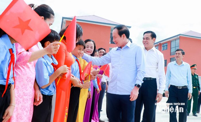 Đồng chí Lê Tiến Châu - Phó Thủ tướng Chính phủ thăm hỏi học sinh Trường Phổ thông nội trú liên cấp Tiểu học và Trung học cơ sở Anh Sơn. Ảnh: Thành Duy