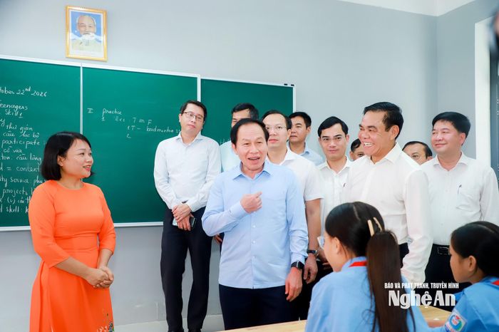 Phó Thủ tướng Chính phủ Lê Tiến Châu trò chuyện cùng cô và trò Trường Phổ thông nội trú liên cấp Tiểu học và Trung học cơ sở Anh Sơn. Ảnh: Thành Duy