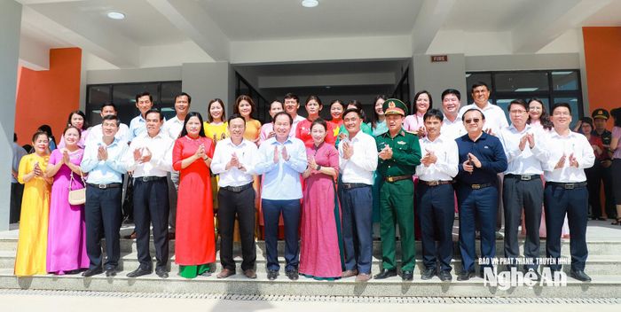 Phó Thủ tướng Lê Tiến Châu và đoàn công tác chụp ảnh lưu niệm với thầy cô Trường Phổ thông nội trú liên cấp Tiểu học và Trung học cơ sở Anh Sơn. Ảnh: Thành Duy