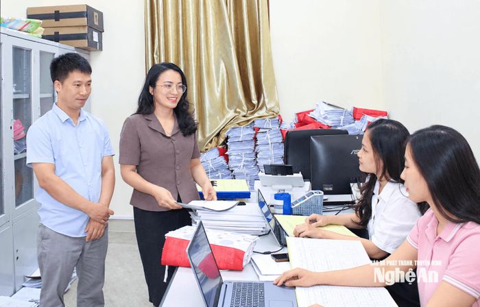 Lãnh đạo Sở Tư pháp động viên cán bộ thực hiện nhiệm vụ số hóa hồ sơ của ngành. Ảnh: Mai Hoa
