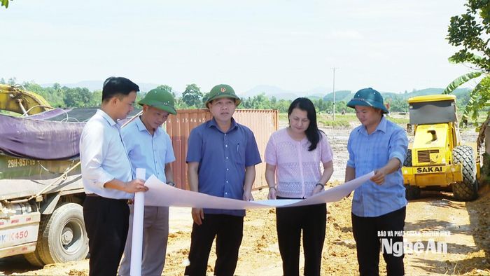 Lãnh đạo xã Kim Bảng triển khai các giải pháp nhằm tháo gỡ các điểm nghẽn, giải phóng mặt bằng Dự án đường bộ cao tốc Vinh - Thanh Thủy. Ảnh: P.V