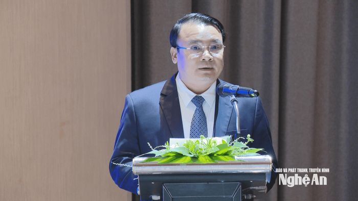 Phó Chủ tịch UBND tỉnh Phùng Thành Vinh phát biểu tổng kết phiên toàn thể Hội thảo khoa học quốc tế "Kết nối tiềm lực khoa học và công nghệ đến Nghệ An". Ảnh: P.V