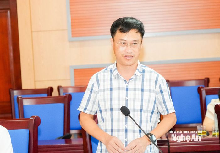 Phó Giám đốc Sở Nội vụ Lê Văn Lĩnh phát biểu tại cuộc làm việc. Ảnh: T.L