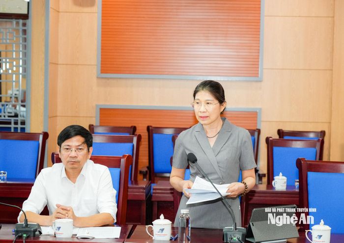 Trưởng Ban Dân tộc HĐND tỉnh Lô Thị Kim Ngân phát biểu tại cuộc làm việc. Ảnh: T.L