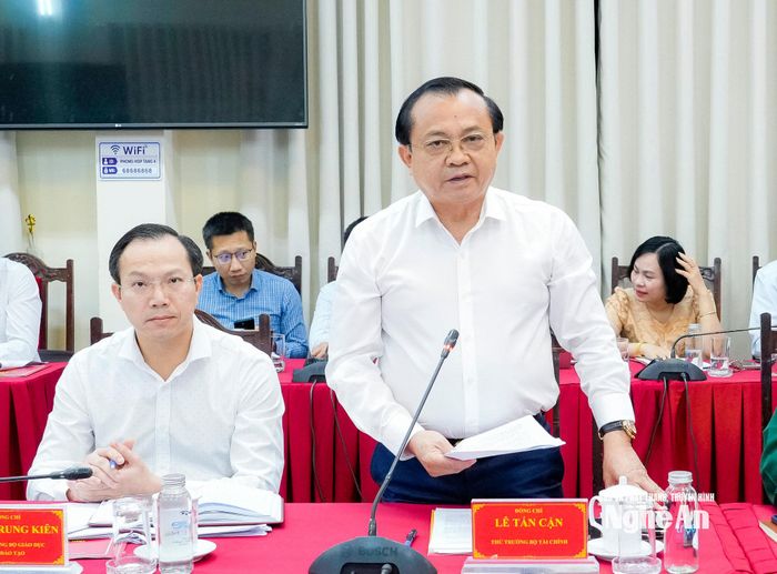 Thứ trưởng Bộ Tài chính Lê Tấn Cận phát biểu tại cuộc làm việc. Ảnh: Phạm Bằng