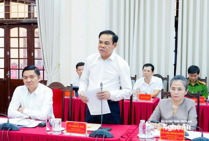 Phó Bí thư Tỉnh ủy, Chủ tịch UBND tỉnh Võ Trọng Hải báo cáo, làm rõ thêm kết quả và trao đổi các kiến nghị. Ảnh: Phạm Bằng