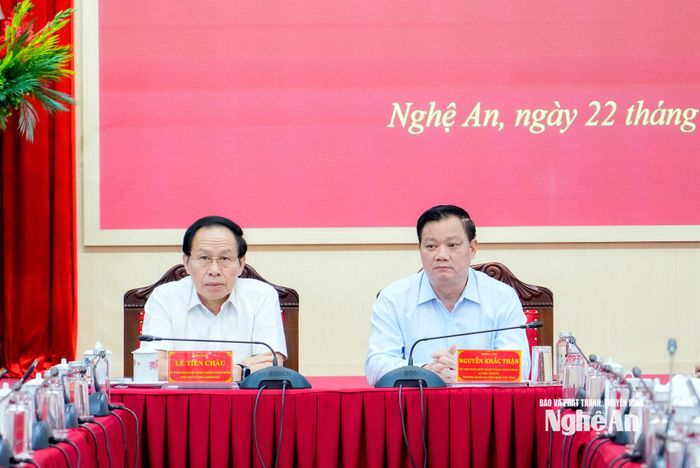 Đồng chí Lê Tiến Châu - Ủy viên Trung ương Đảng, Phó Thủ tướng Chính phủ chủ trì làm việc với Ban Thường vụ Tỉnh ủy Nghệ An. Ảnh: Phạm Bằng