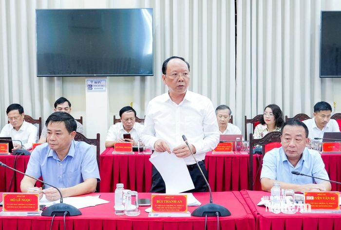 Phó Chủ tịch Thường trực UBND tỉnh Bùi Thanh An báo cáo tình hình phát triển kinh tế - xã hội 9 tháng năm 2026, triển khai các giải pháp thực hiện mục tiêu tăng trưởng 2 con số. Ảnh: Phạm Bằng