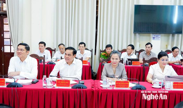 Lãnh đạo tỉnh Nghệ An dự cuộc làm việc. Ảnh: Phạm Bằng
