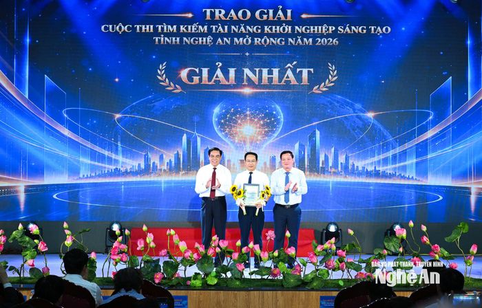 Các đồng chí: Nguyễn Khắc Thận - Ủy viên Ban Chấp hành Trung ương Đảng, Bí thư Tỉnh ủy, Trưởng Đoàn đại biểu Quốc hội tỉnh; Võ Trọng Hải - Phó Bí thư Tỉnh ủy, Chủ tịch UBND tỉnh trao giải Nhất Cuộc thi "Tìm kiếm tài năng khởi nghiệp sáng tạo" năm 2026. Ảnh: Thành Cường