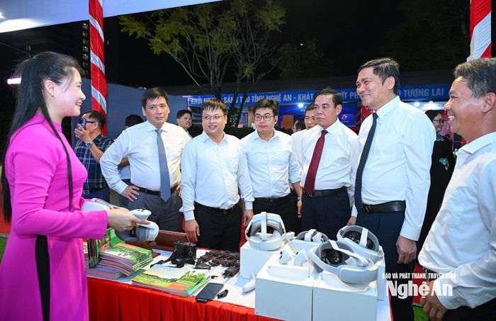 Các đồng chí lãnh đạo Tỉnh ủy, HĐND, UBND tỉnh tham quan các gian trưng bày sản phẩm khởi nghiệp, sáng tạo. Ảnh: Thành Cường