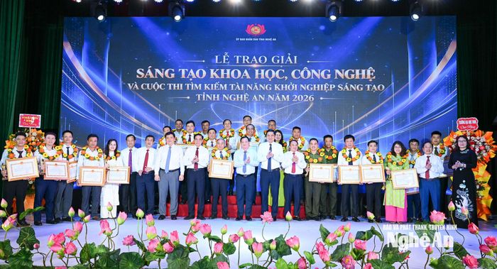 Các đồng chí lãnh đạo Tỉnh ủy, HĐND, UBND tỉnh Nghệ An chụp ảnh lưu niệm cùng các tác giả, nhóm tác giả đoạt giải. Ảnh: Thành Cường