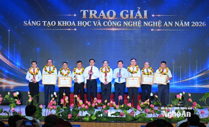Các đồng chí: Nguyễn Khắc Thận - Ủy viên Ban Chấp hành Trung ương Đảng, Bí thư Tỉnh ủy, Trưởng Đoàn đại biểu Quốc hội tỉnh; Võ Trọng Hải - Phó Bí thư Tỉnh ủy, Chủ tịch UBND tỉnh trao giải Nhất Giải Khoa học sáng tạo năm 2026 cho các tác giả, nhóm tác giả. Ảnh: Thành Cường