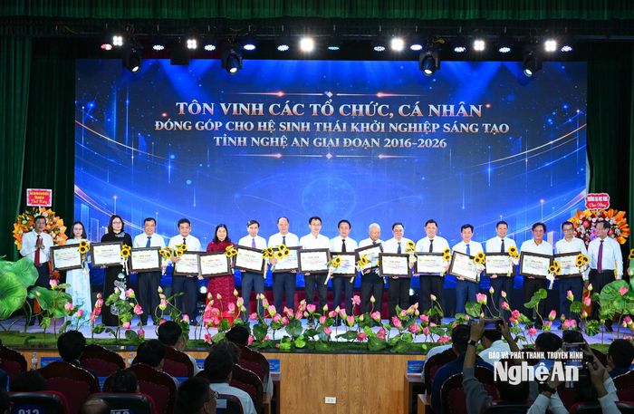 Vinh danh các tổ chức, cá nhân có đóng góp cho hệ sinh thái khởi nghiệp. Ảnh: Thành Cường