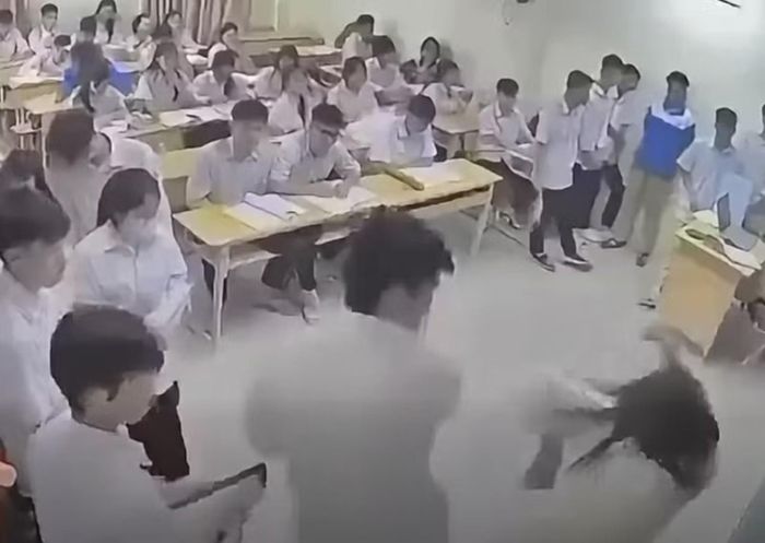 Hình ảnh về vụ việc xảy ra tại Trường THPT Mạc Đĩnh Chi, Hà Nội. (Ảnh cắt từ clip).
