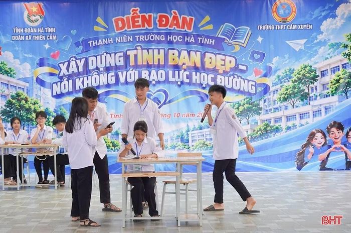 Tiểu phẩm tuyên truyền, phòng ngừa bạo lực học đường do học sinh Trường THPT Cẩm Xuyên biểu diễn.