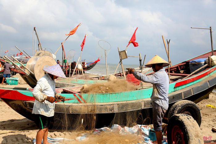 Bà con ngư dân Tiên Điền mong rằng những ngày tới thời tiết thuận lợi, "trời yên, biển lặng" để tiếp tục chuẩn bị ngư lưới cụ ra khơi đánh bắt cá mòi, mang lại nguồn thu nhập khá cao cho gia đình.